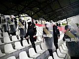 Policjanci ćwiczą na stadionie  (FOTO)