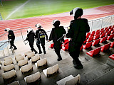 Policjanci ćwiczą na stadionie  (FOTO)