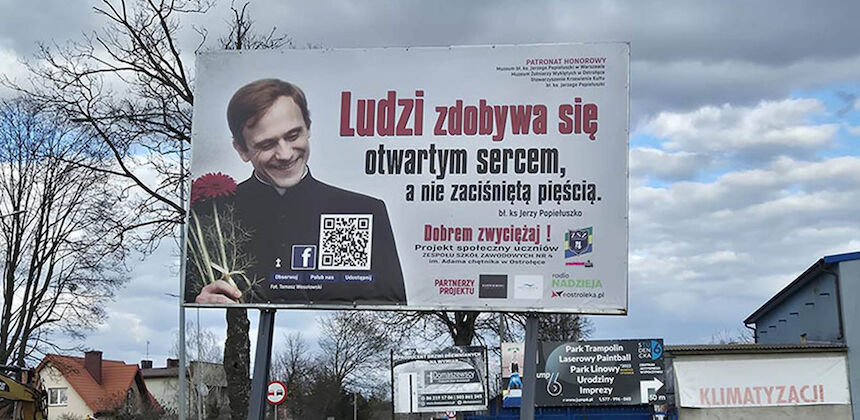 Uczniowie z Ostrołęki stawiają billboardy z przesłaniem ks. Jerzego Popiełuszki