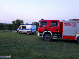 Auto wpadło do Narwi. Trwa akcja służb na plaży miejskiej  (FOTO)